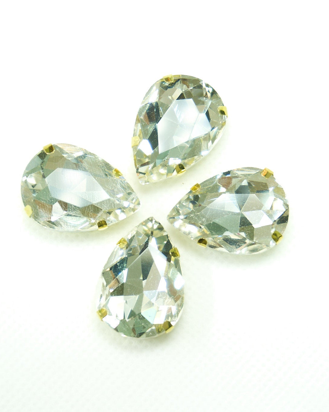 Cristal gota blanco 18x25mm/ 4 unidades BASE DORADA