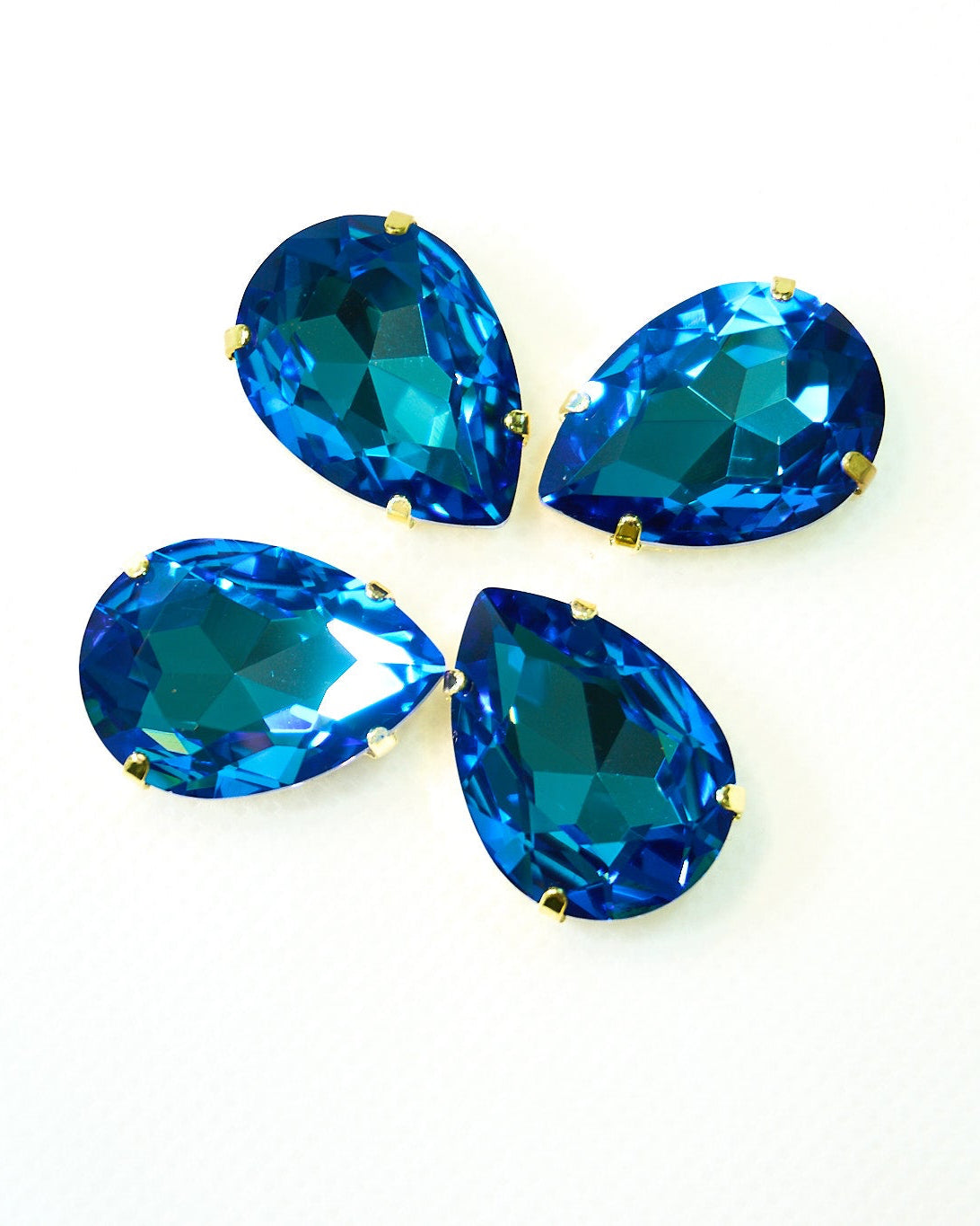 Cristal gota celeste 18x25mm/ 4 unidades BASE DORADA