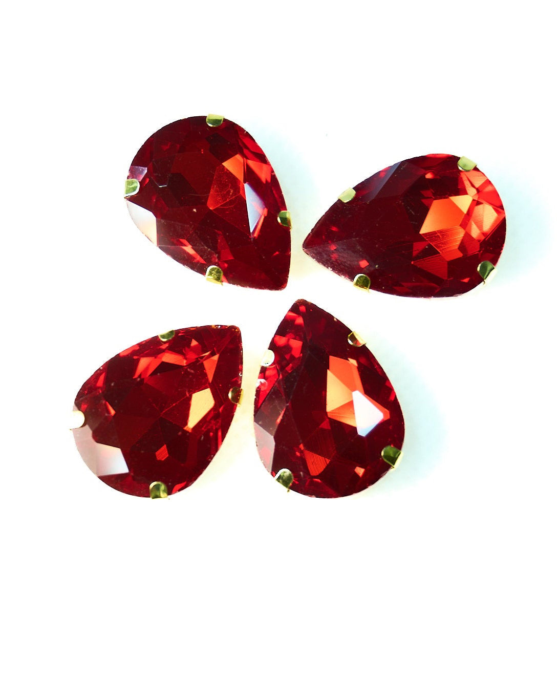 Cristal gota rojo 18x25mm/ 4 unidades BASE DORADA