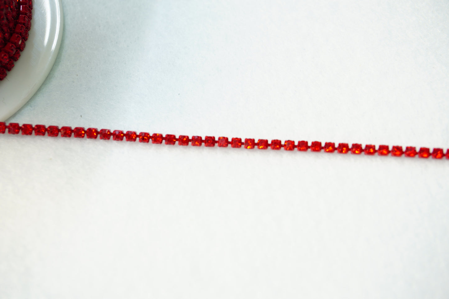 Strass 2mm rojo/ 1 metro