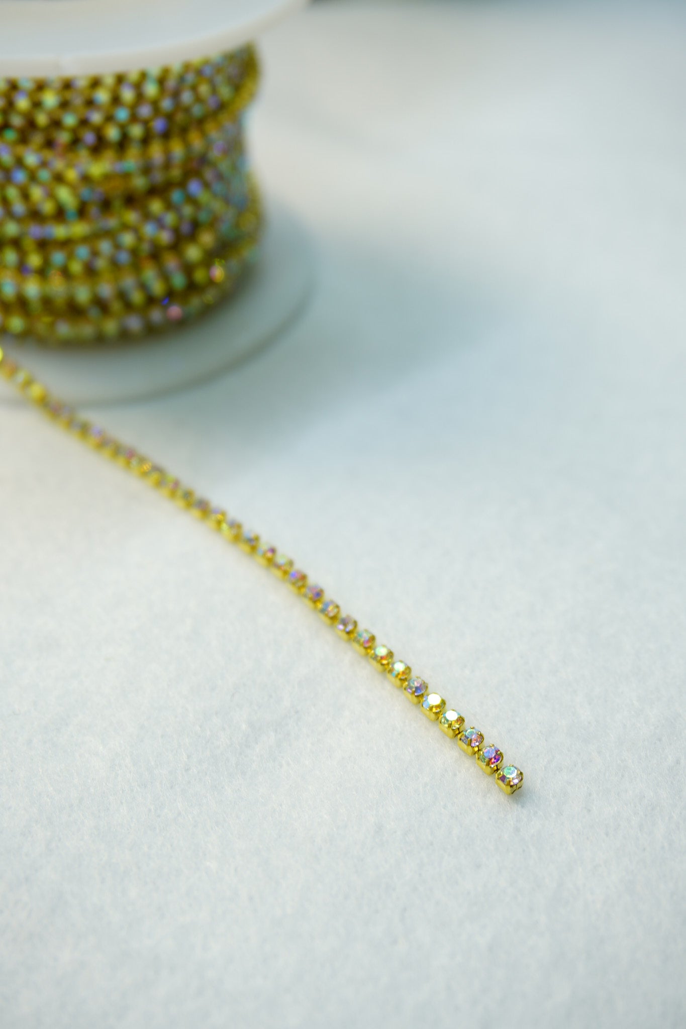Strass 2mm dorado tornasol/ 1 metro