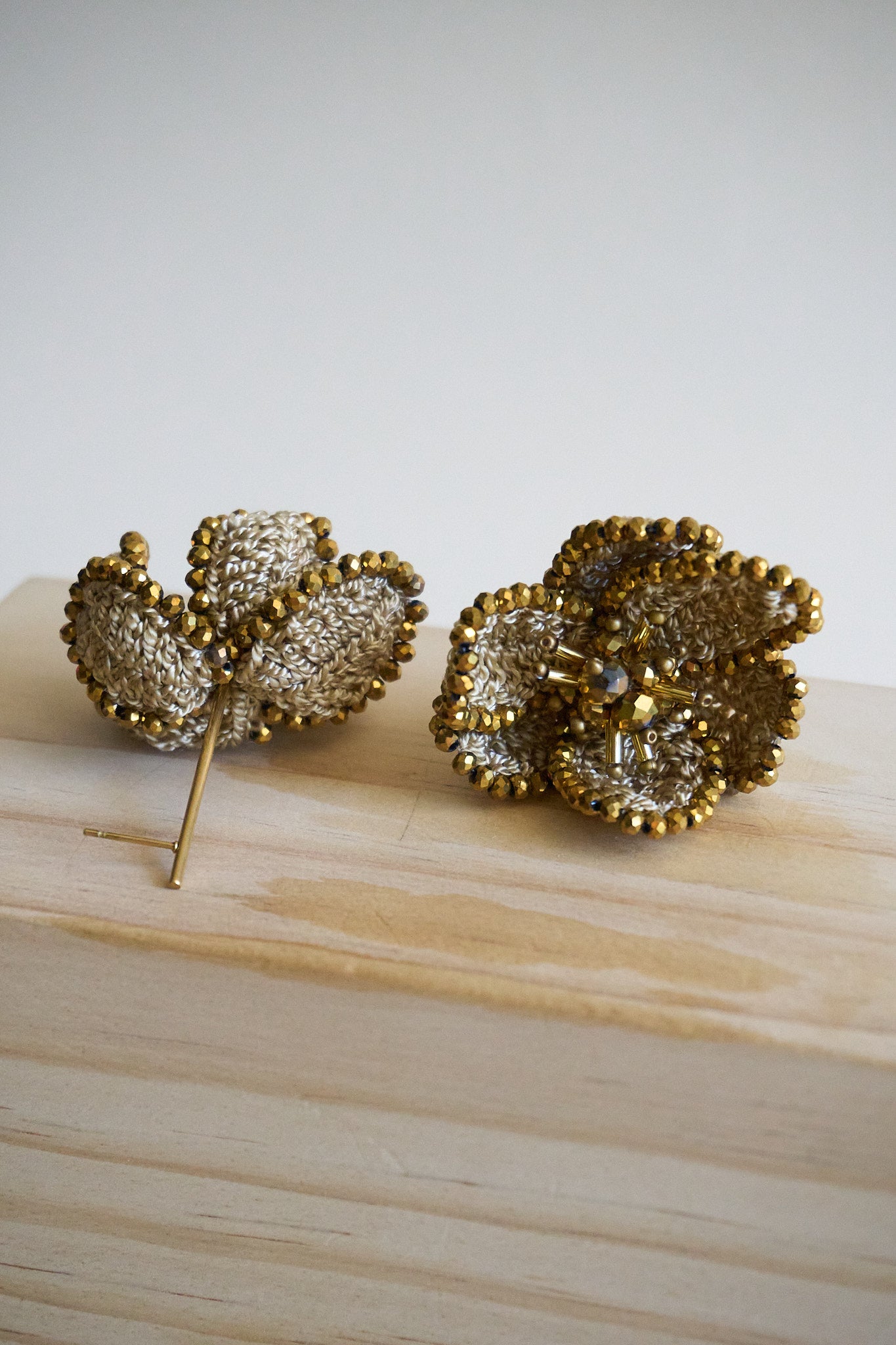 AROS FLOR CAIDA CROCHET/ DORADO