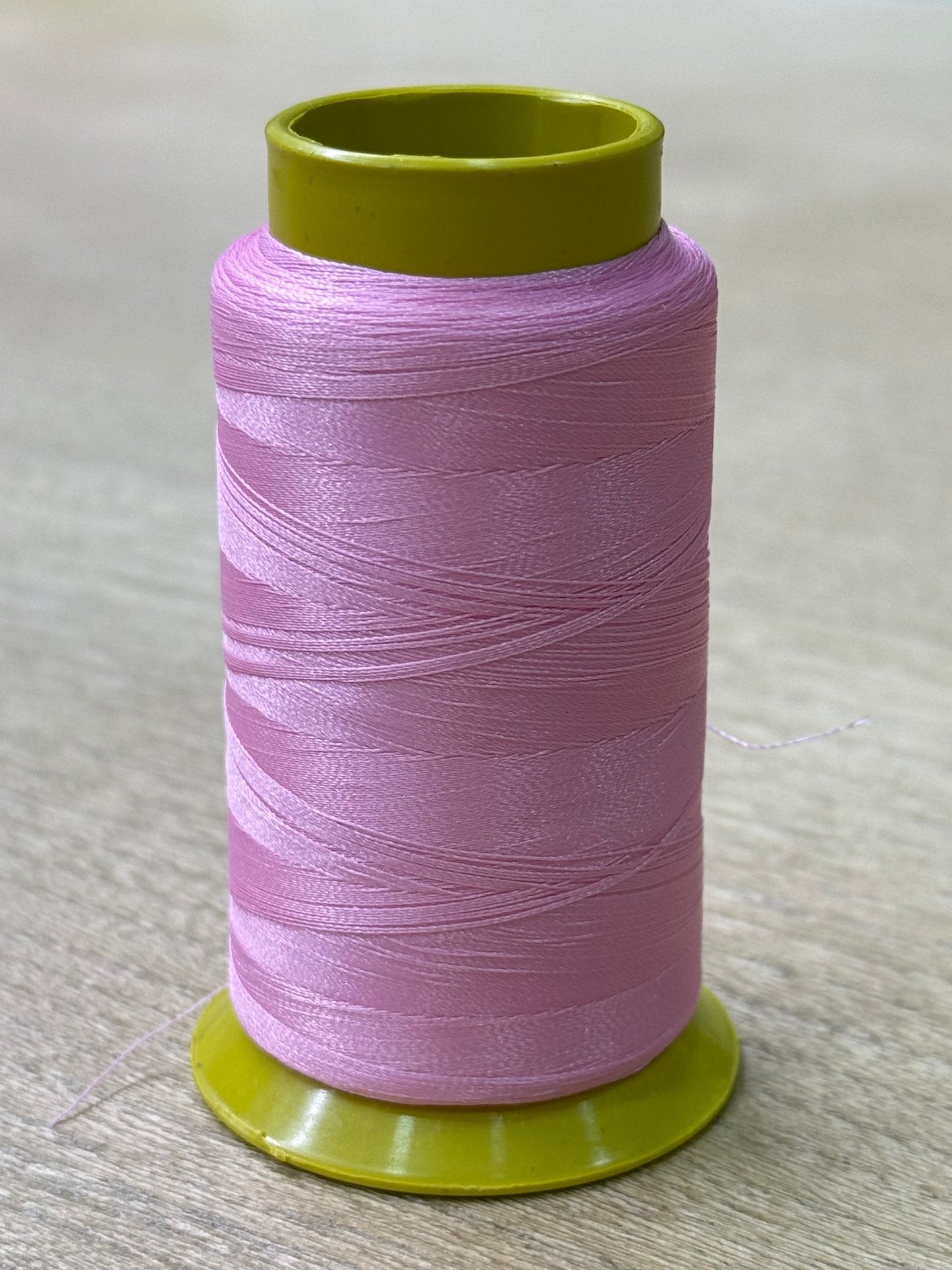 Hilo de poliester Lumina/ Rosado
