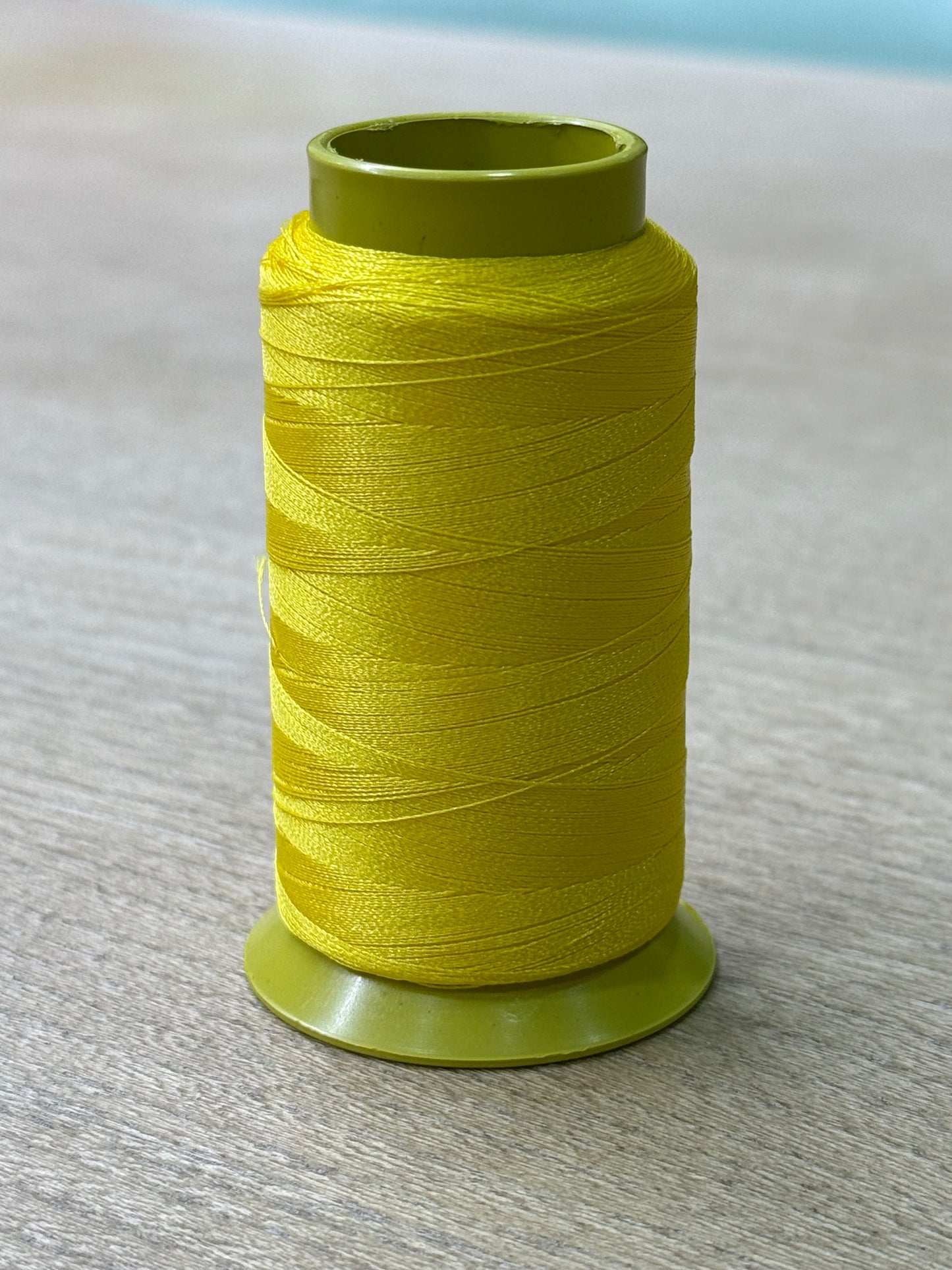 Hilo de poliester Lumina/ Amarillo
