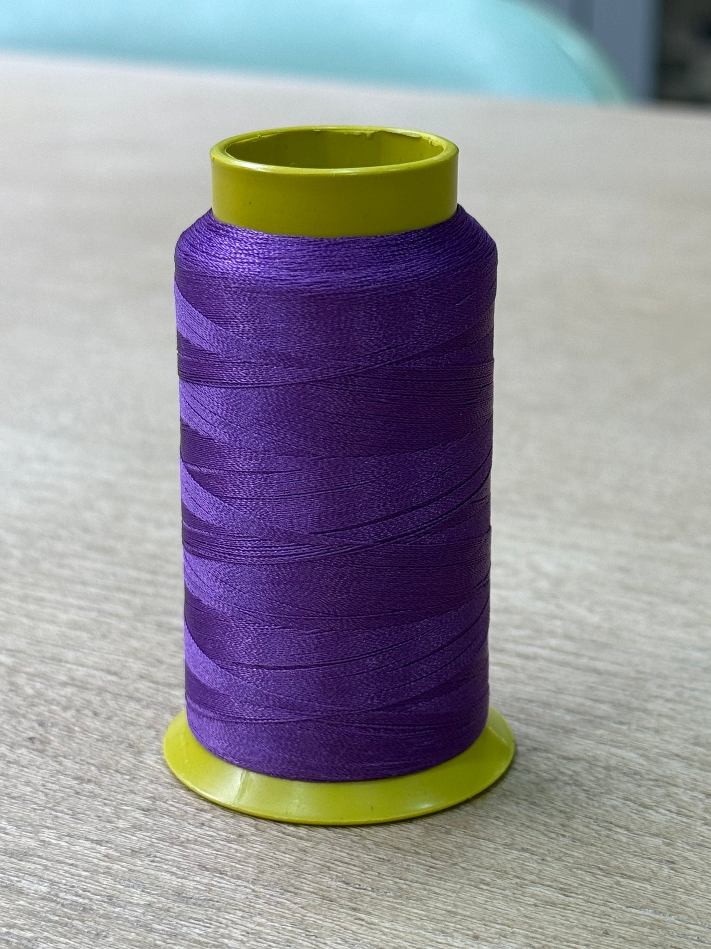 Hilo de poliester Lumina/ Morado