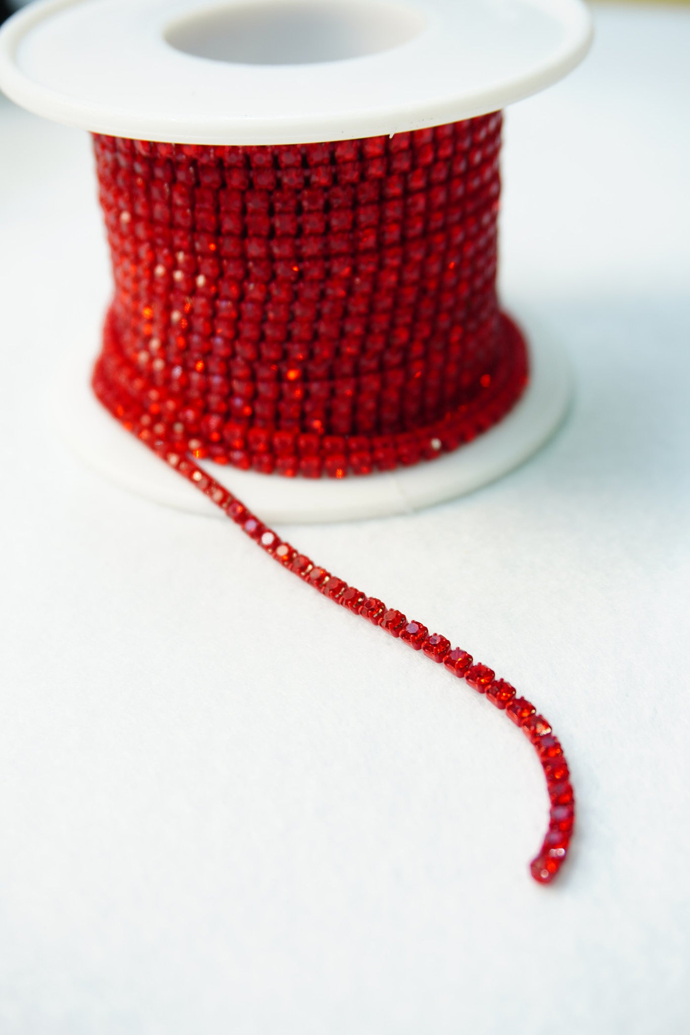 Strass 2mm rojo/  1 metro
