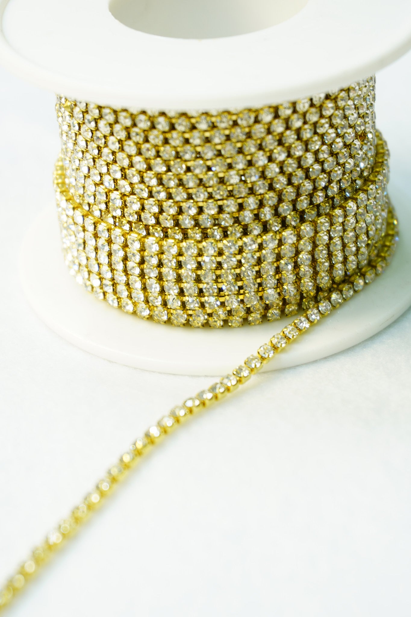 Strass 2mm dorado/  1 metro